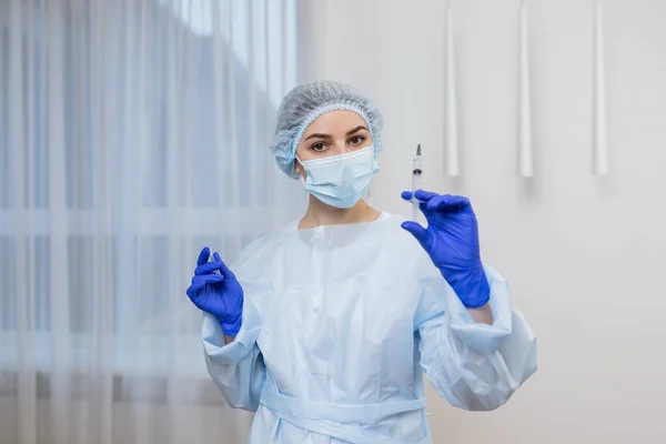 Joven Doctora Uniforme Médico Guantes Lleva Una Inyección Las Manos — Foto de Stock