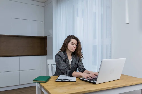 Hermosa Mujer Negocios Que Trabaja Desde Casa Ordenador Portátil — Foto de Stock