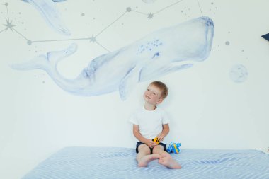 Küçük çocuk odasında oynuyor.