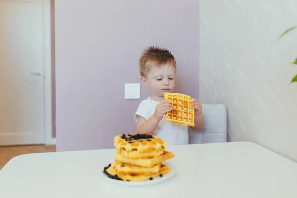 Kleine Jongen Een Wit Bodysuit Ontbijten Met Een Wafel Zijn — Stockfoto