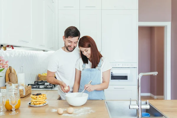 Χαρούμενη Οικογένεια Άντρας Και Γυναίκα Μαγειρεύουν Μαζί Στην Κουζίνα Στο — Φωτογραφία Αρχείου
