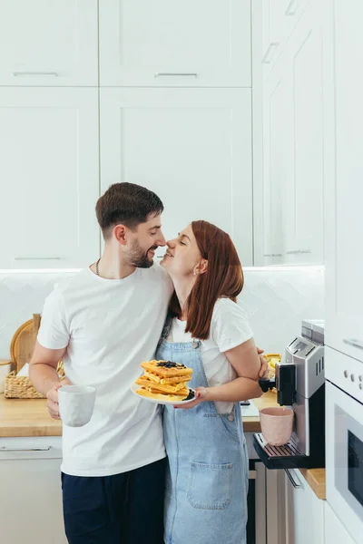 Glückliche Familie Mann Und Frau Kochen Gemeinsam Der Heimischen Küche — Stockfoto