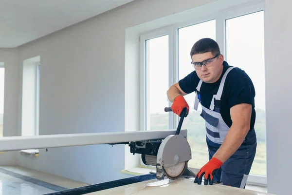 Mestre Construtor Corta Azulejo Máquina Com Serra Circular — Fotografia de Stock