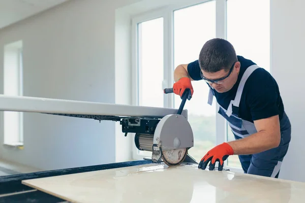 Mestre Construtor Corta Azulejo Máquina Com Serra Circular — Fotografia de Stock