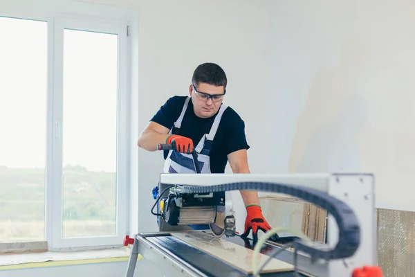 Mestre Construtor Corta Azulejo Máquina Com Serra Circular — Fotografia de Stock