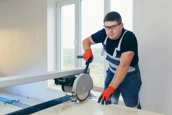 Mestre Construtor Corta Azulejo Máquina Com Serra Circular — Fotografia de Stock