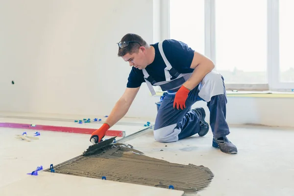 Trabalhador Construção Masculina Instala Uma Grande Telha Cerâmica — Fotografia de Stock