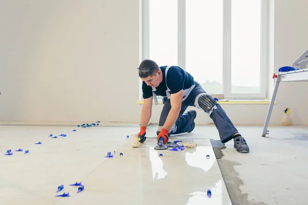 Trabalhador Construção Masculina Instala Uma Grande Telha Cerâmica — Fotografia de Stock