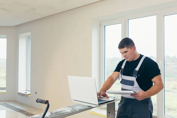 Mestre Construtor Considera Projeto Usa Laptop Para Fins Construção Estudos — Fotografia de Stock