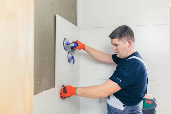 Trabalhador Construção Masculina Instala Uma Grande Telha Cerâmica — Fotografia de Stock