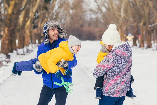 Familia Feliz Caminando Parque Invierno Juntos Dos Hombres Mujeres Adultos — Foto de Stock