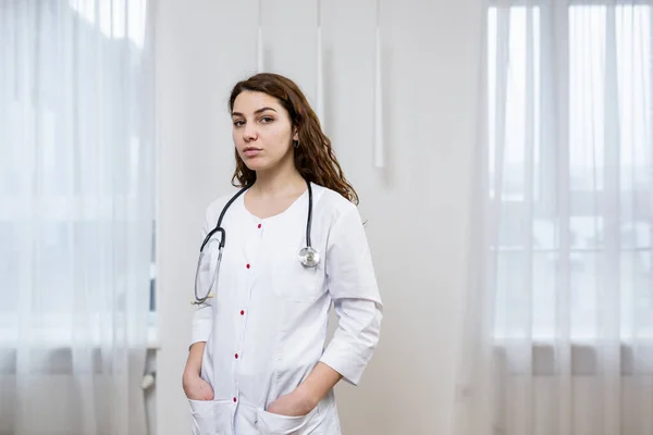 Retrato Uma Médica Feminina Roupas Médicas Brancas Com Estatuoscópio — Fotografia de Stock