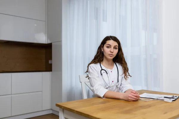 Retrato Doctora Hablando Línea Con Paciente Haciendo Videollamada Mirando Cámara — Foto de Stock