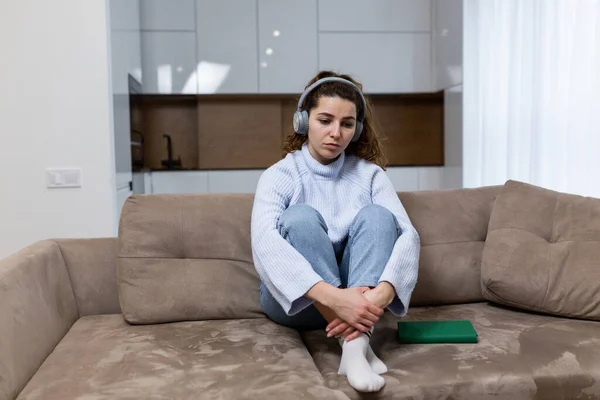 Mujer Hermosa Joven Está Descansando Casa Sentado Sofá Escuchar Música — Foto de Stock
