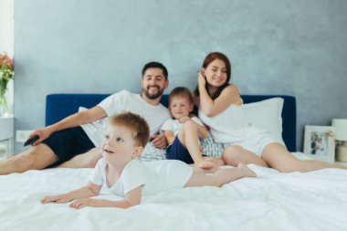 Genç bir aile eşi ve iki küçük çocuk, oğullar, yatak odalarında birlikte eğlenin.