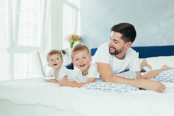 Mari Père Jouant Avec Ses Enfants Deux Petits Garçons Frères — Photo