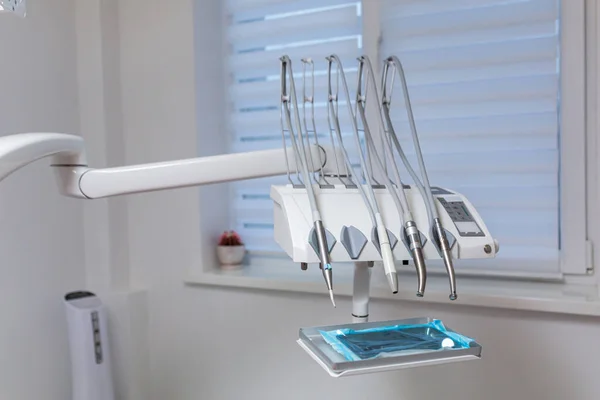Dişçi Kliniğinin Içi Dişçi Koltuğu Kırmızı Tıbbi Ekipmanlı — Stok fotoğraf