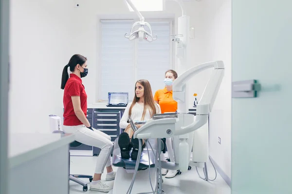 Procedimiento Blanqueamiento Dental Una Clínica Dental Dentista Asistente Femenino Utiliza — Foto de Stock