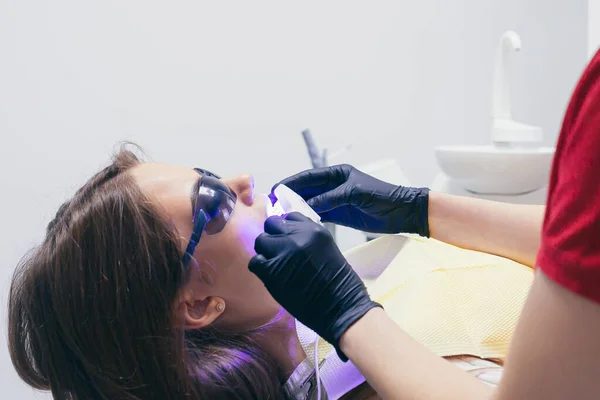 Bir Dişçiye Yakın Çekim Modern Bir Diş Kliniğinde Dişçi Aletli — Stok fotoğraf