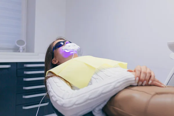 Primer Plano Una Dentista Femenina Examina Los Dientes Una Mujer — Foto de Stock