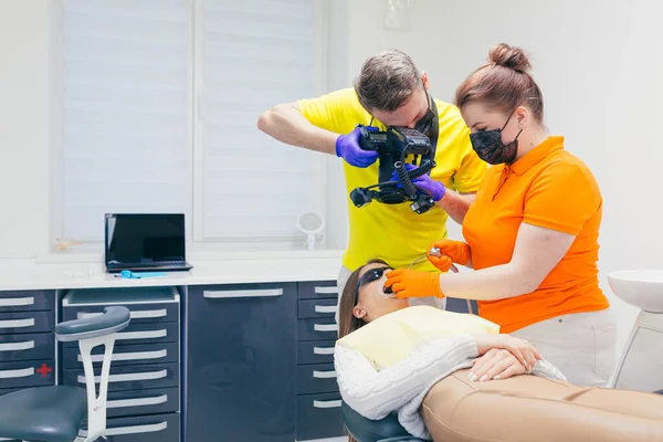 Ung Man Tandläkare Tar Bild Munnen Hans Arbete Tänder Kvinnlig — Stockfoto