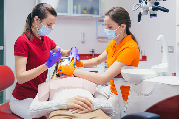 женщина, хирургия, пациент, ортодонт, микроскоп, медицина, больница, стоматолог, ассистент, оборудование, женщина, зуб, фотография, профессия, мужчины, медицинская клиника, мужчины, здравоохранение и медицина, денти