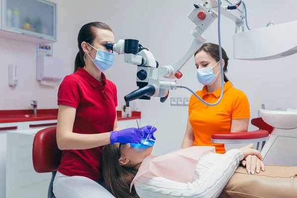 Mujer Cirugía Paciente Ortodoncista Microscopio Medicina Hospital Dentista Asistente Equipo — Foto de Stock