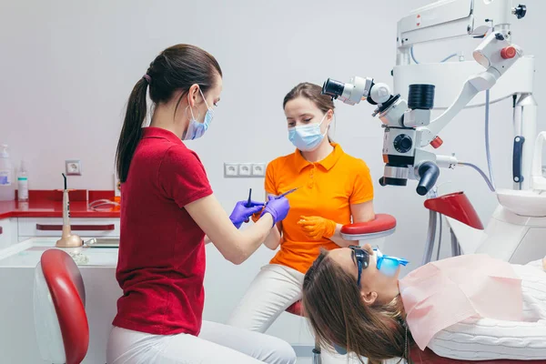 Kvinna Kirurgi Patient Tandläkare Mikroskop Medicin Sjukhus Tandläkare Assistent Utrustning — Stockfoto