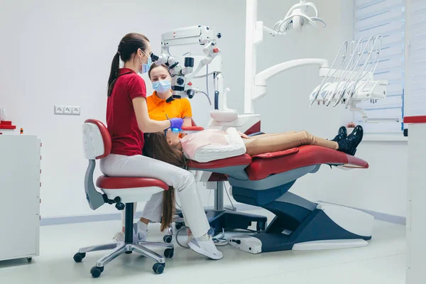 Mujer Cirugía Paciente Ortodoncista Microscopio Medicina Hospital Dentista Asistente Equipo — Foto de Stock