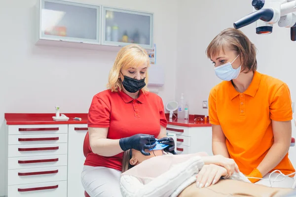 Mujer Cirugía Paciente Ortodoncista Microscopio Medicina Hospital Dentista Asistente Equipo — Foto de Stock