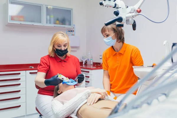 Kadın Cerrahi Hasta Ortodontist Mikroskop Ilaç Hastane Dişçi Asistan Ekipman — Stok fotoğraf