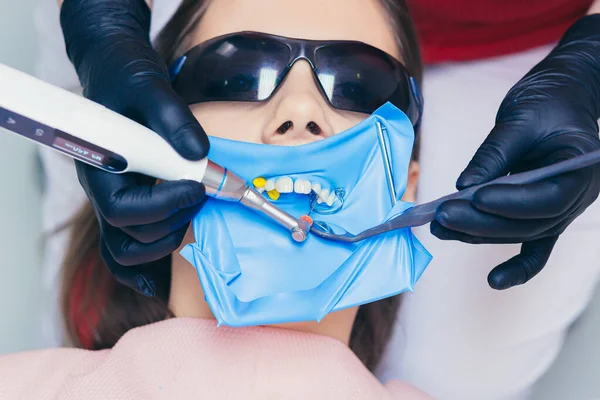 Närbild Kvinnlig Tandläkare Undersöker Tänderna Ung Kvinna Med Ett Dentalt — Stockfoto