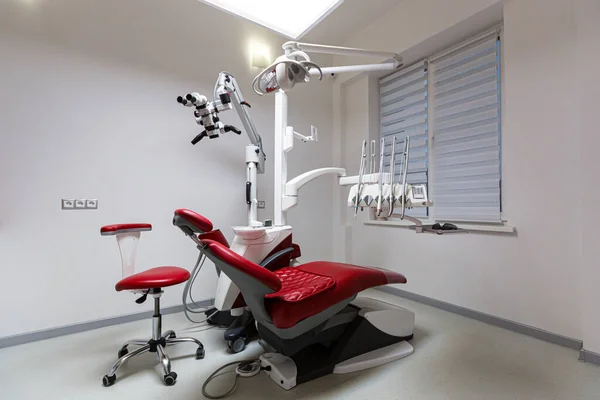 Interior Clínica Dental Silla Dental Rojo Con Equipo Médico — Foto de Stock