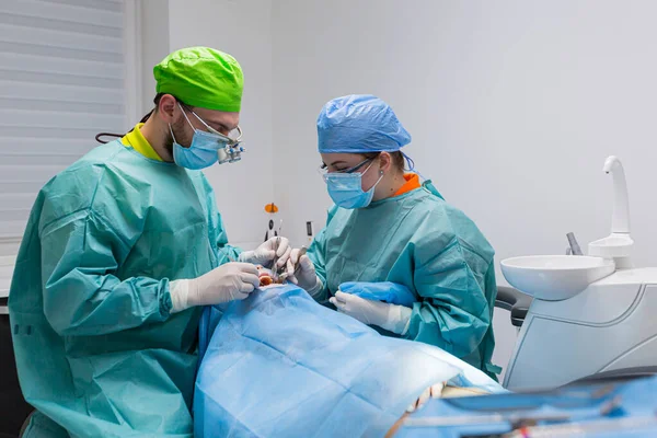Equipo Cirujanos Dentales Realiza Cirugía Los Dientes Una Clínica Moderna — Foto de Stock