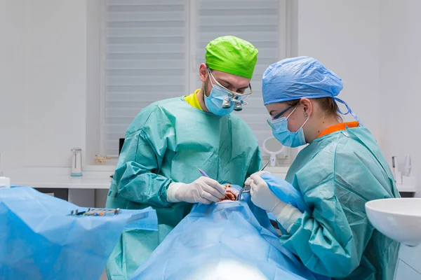 Equipo Cirujanos Dentales Realiza Cirugía Los Dientes Una Clínica Moderna — Foto de Stock