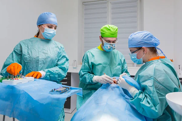 Equipo Cirujanos Dentales Realiza Cirugía Los Dientes Una Clínica Moderna — Foto de Stock