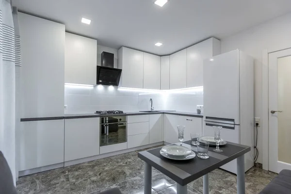 Mekan Fotoğrafı Modern Mutfak Açık Beyaz Renkler Yerde Siyah Mermer — Stok fotoğraf