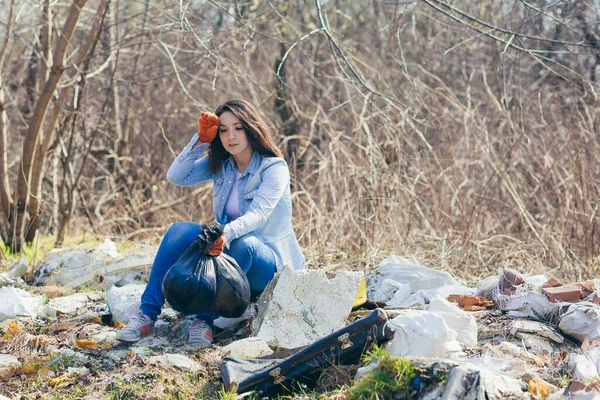 Jeune Belle Femme Bénévole Fatiguée Repos Après Avoir Ramassé Des — Photo