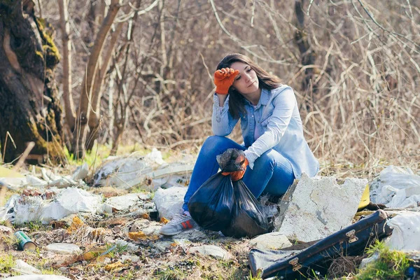 Jovem Bela Mulher Voluntária Cansada Descansando Depois Pegar Lixo Parque — Fotografia de Stock