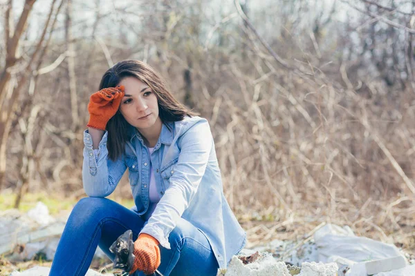 Jeune Belle Femme Bénévole Fatiguée Repos Après Avoir Ramassé Des — Photo