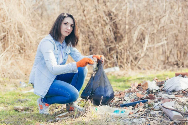 Jovem Bela Voluntária Recolhe Lixo Plástico Floresta Parque Voluntária Segurando — Fotografia de Stock