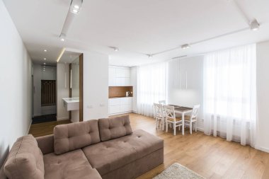 İç mekan fotoğrafçılığı, mutfak stüdyosu olan modern oturma odası, tavan arası tarzı, parlak renkler.