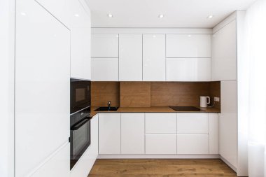 İç fotoğrafçılık, modern tarzda büyük beyaz mutfak stüdyosu, minimalizm.