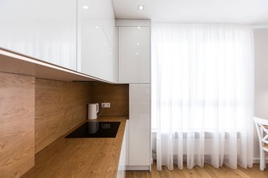 İç fotoğrafçılık, modern tarzda büyük beyaz mutfak stüdyosu, minimalizm.