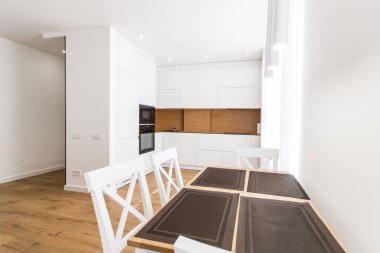 İç fotoğrafçılık, modern tarzda büyük beyaz mutfak stüdyosu, minimalizm.