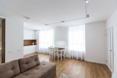 İç mekan fotoğrafçılığı, mutfak stüdyosu olan modern oturma odası, tavan arası tarzı, parlak renkler.