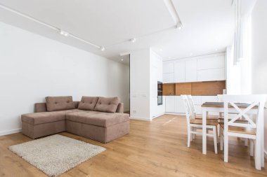 İç fotoğrafçılık, modern tarzda büyük beyaz mutfak stüdyosu, minimalizm.