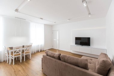 İç mekan fotoğrafçılığı, mutfak stüdyosu olan modern oturma odası, tavan arası tarzı, parlak renkler.