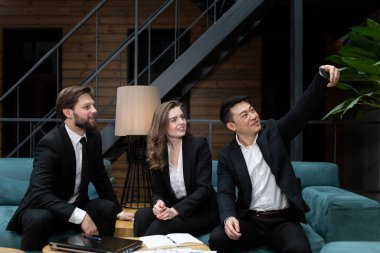 Bir grup insan video iletişimi için telefon kamerası kullanıyor, iş adamları iş toplantısı yapıyor, erkek ve kadın.