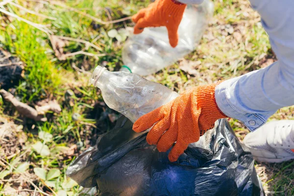Fechar Voluntário Homem Pegar Lixo Parque Floresta Conceito Ecologia Mão — Fotografia de Stock